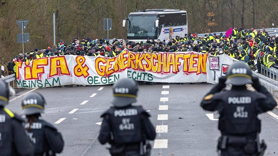 Polizei und Demonstranten stehen sich im November vergangenen Jahres bei der Demo im November in Gießen gegen die Neugründung einer AfD-Jugendorganisation gegenüber. Polizei und Demonstranten stehen sich im November vergangenen Jahres bei der Demo im November in Gießen gegen die Neugründung einer AfD-Jugendorganisation gegenüber.