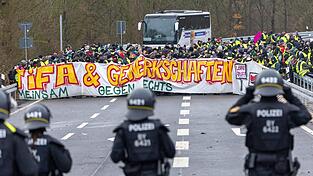 Polizei und Demonstranten stehen sich im November vergangenen Jahres bei der Demo im November in Gießen gegen die Neugründung einer AfD-Jugendorganisation gegenüber. Polizei und Demonstranten stehen sich im November vergangenen Jahres bei der Demo im November in Gießen gegen die Neugründung einer AfD-Jugendorganisation gegenüber.