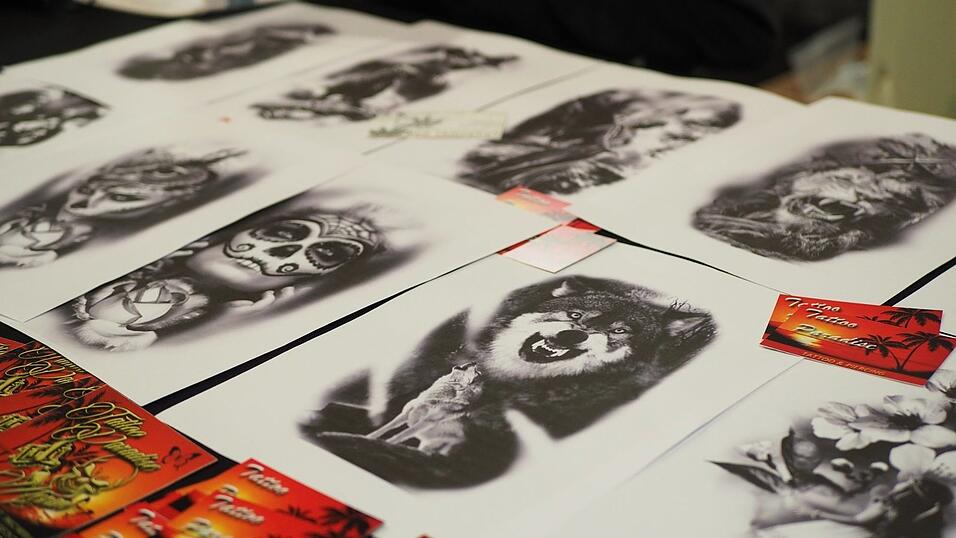 Rund 40 Aussteller und etwa 90 Tattoo-Künstler sind auf der Tattoo Convention in Straubing vertreten. Rund 40 Aussteller und etwa 90 Tattoo-Künstler sind auf der Tattoo Convention in Straubing vertreten.