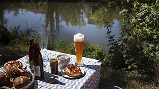 Ein Anblick, den man gut und gerne als 'Himmel der Bayern' bezeichnen kann: Eine z&uuml;nftige Brotzeit mit Brezn, Wei&szlig;w&uuml;rscht und Wei&szlig;bier am Wasser. Unter den folgenden Bildern finden Sie anl&auml;sslich des diesj&auml;hrigen 'Tags des Bieres' etwas ungew&ouml;hnlichere Einblicke in die Welt des Bieres als diesen ...