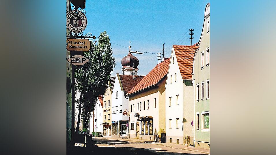 Im Rosenwirt an der Oberen Hauptstraße in Au in der Hallertau (links im Bild) nahm die „Hopfazupfaschlacht“ am 10. September 1955 ihren Anfang. Die Haupttäter wurden ein knappes halbes Jahr später verurteilt. Im Rosenwirt an der Oberen Hauptstraße in Au in der Hallertau (links im Bild) nahm die „Hopfazupfaschlacht“ am 10. September 1955 ihren Anfang. Die Haupttäter wurden ein knappes halbes Jahr später verurteilt.