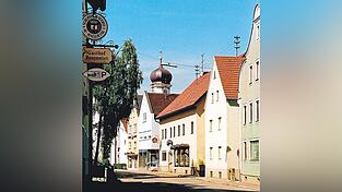 Im Rosenwirt an der Oberen Hauptstraße in Au in der Hallertau (links im Bild) nahm die „Hopfazupfaschlacht“ am 10. September 1955 ihren Anfang. Die Haupttäter wurden ein knappes halbes Jahr später verurteilt.