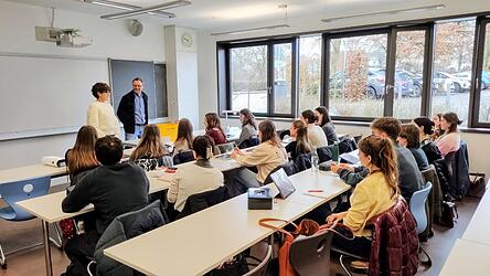 LZ-Redakteur Michael Faa&szlig; nahm die Sch&uuml;ler der 13. Klasse mit auf eine Reise in den Lokaljournalismus.
