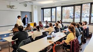 LZ-Redakteur Michael Faa&szlig; nahm die Sch&uuml;ler der 13. Klasse mit auf eine Reise in den Lokaljournalismus.