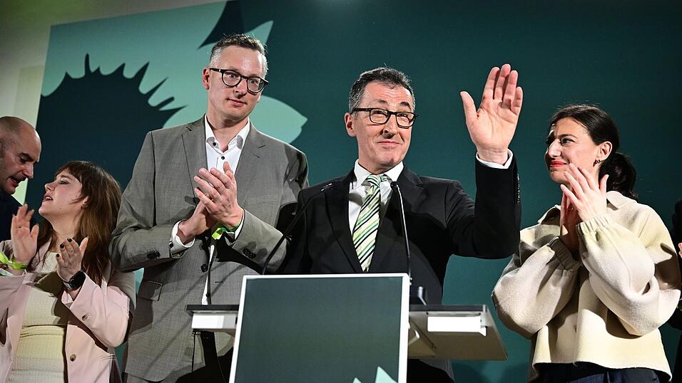 Es sieht gut aus f&uuml;r Cem &Ouml;zdemir. Seine Gr&uuml;nen liegen bei der Landtagswahl in Baden-W&uuml;rttemberg laut ARD und ZDF leicht vor der CDU.