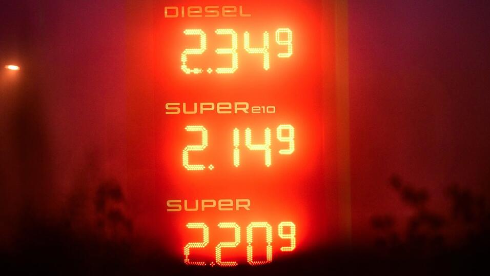 Mag sein, dass vor allem die Mineral&ouml;l-Gesellschaften an den Tankstellen und beim Heiz&ouml;l zu kr&auml;ftig aufgeschlagen haben. Fakt ist allerdings auch, dass sich die Roh&ouml;lpreise ab Bohrloch um rund 50 Prozent erh&ouml;ht haben, was eben in einer Marktwirtschaft Ausdruck der Knappheit eines Gutes entspricht.