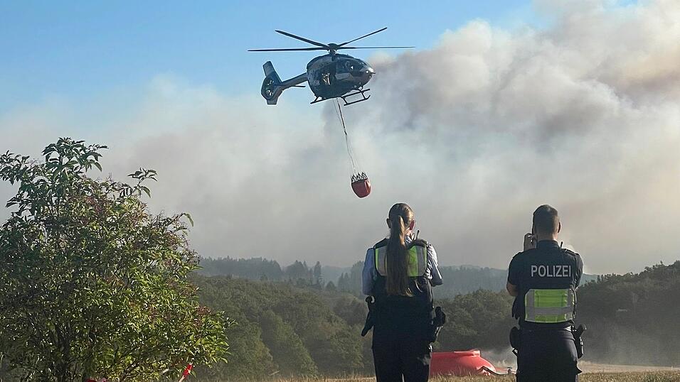 Ein Löschhubschrauber fliegt an. Ein Löschhubschrauber fliegt an.