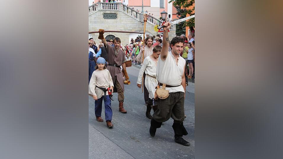 Die schönsten Augenblicke des historischen Drachenstich-Festzuges 2016. Die schönsten Augenblicke des historischen Drachenstich-Festzuges 2016.
