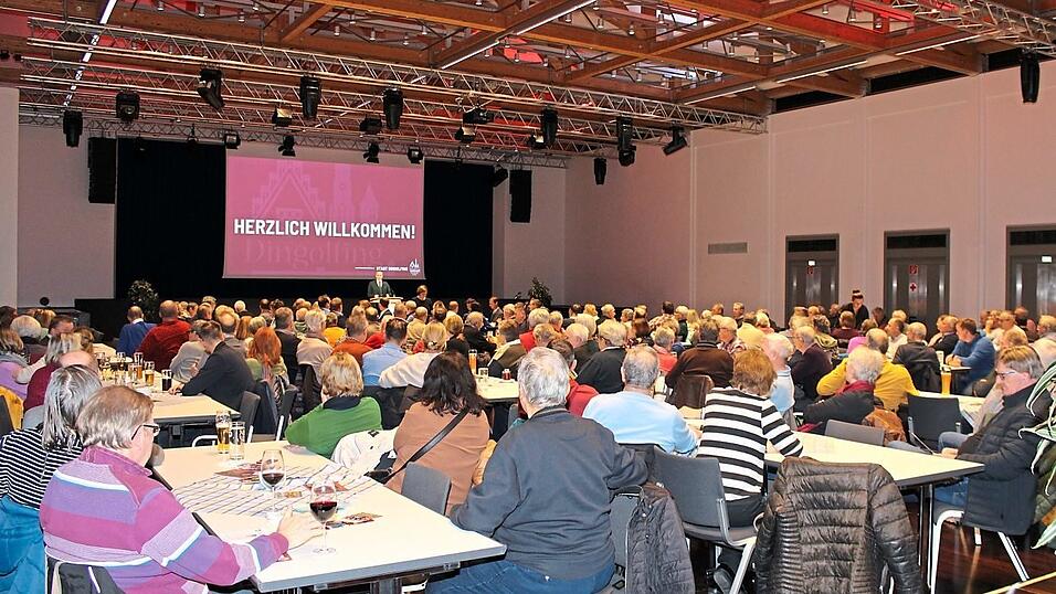 Die Stadthalle war am Mittwoch so gut wie voll. Die Stadthalle war am Mittwoch so gut wie voll.