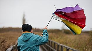 In weiten Teilen Deutschlands ist es stürmisch. In weiten Teilen Deutschlands ist es stürmisch.