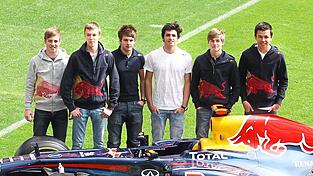 Mit Wackerbauer (links) waren 2012 der heutige Formel-1-Pilot Alexander Albon (rechts/Williams), Ferrari-Star Carlos Sainz (3. v. re.) und Verstappen-Vorg&auml;nger Daniil Kwyat (2. v. li.) im Juniorteam von Red Bull. Besonders mit Letzterem hatte Wackerbauer so seine Differenzen.