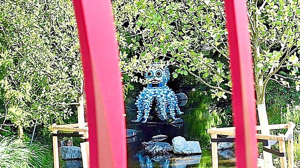 Hinter Gitter? Tanja Federls M&uuml;llmonster, fotografiert von G&uuml;nther Erdt.