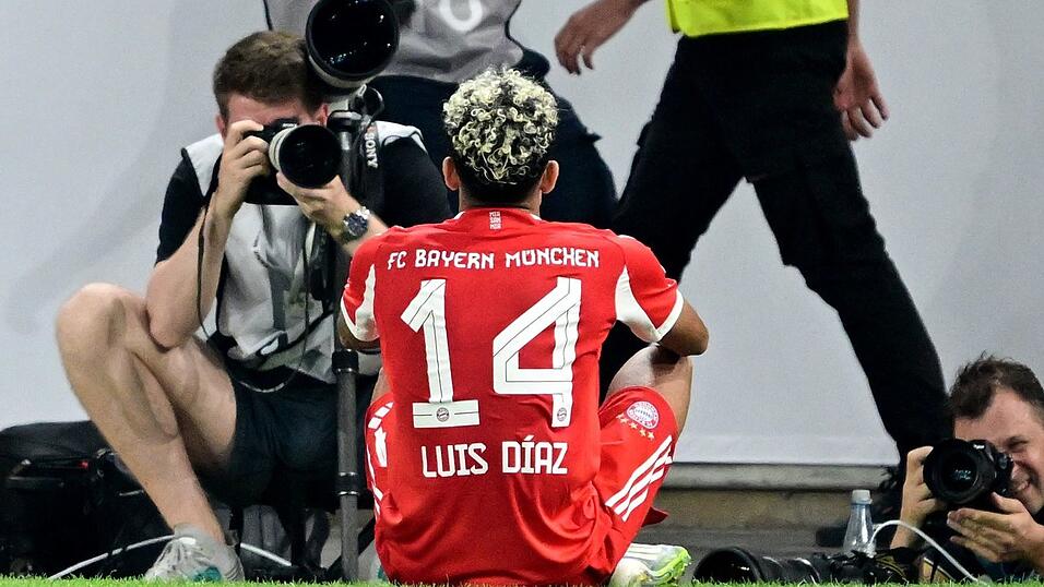 Bayerns Luis Díaz bejubelt sein Tor zum zwischenzeitlichen 2:0 in Stuttgart.