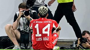 Bayerns Luis Díaz bejubelt sein Tor zum zwischenzeitlichen 2:0 in Stuttgart.