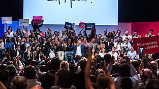 Er wollte Blockaden aufbrechen, das Land transformieren: Emmanuel Macron (vorne M.) bei einer Rede im Juli 2016.