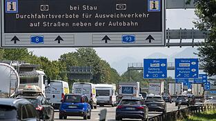 Eine Informationstafel über der A8 weist vor dem Inntal-Dreieck den Verkehr auf Durchfahrtsverbote auf Nebenstrecken bei Stau hin. Die Sperrungen bestimmter Strecken entlang der A8 südlich von München Richtung Salzburg und auf der A93 im Inntal sind immer von Freitag bis Sonntag und an Feiertagen geplant. Eine Informationstafel über der A8 weist vor dem Inntal-Dreieck den Verkehr auf Durchfahrtsverbote auf Nebenstrecken bei Stau hin. Die Sperrungen bestimmter Strecken entlang der A8 südlich von München Richtung Salzburg und auf der A93 im Inntal sind immer von Freitag bis Sonntag und an Feiertagen geplant.