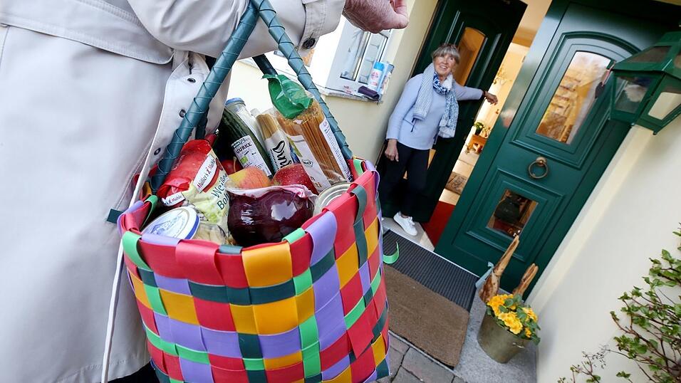 Inzwischen gibt es viele Menschen, die in den sozialen Netzwerken anbieten, für andere einkaufen zu gehen.