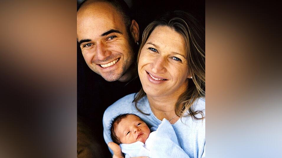Familiengl&uuml;ck: 2001 heiratete Agassi in Las Vegas die deutsche Tennis-Legende Steffi Graf, um deren Gunst er zuvor monatelang auf kreative Weise geworben hatte. Die beiden sind bis heute verheiratet und haben zwei Kinder - der Erstgeborene Jaden Gil ist mit auf diesem Foto.