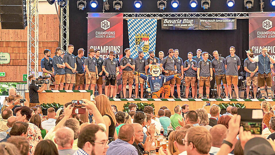 Eng auf der Bühne des Weckmann-Zelts wird es bei der Präsentation des kompletten Teams der Straubing Tigers für die kommende DEL- und Champions-Hockey-League-Saison.