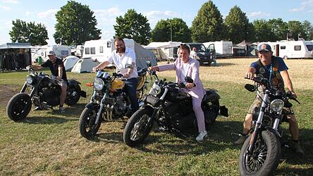 Probesitzen auf schweren Motorrädern (von links): der Leiter der JVA Straubing, Marcus Hegele, MdL Tobias Beck, Bürgermeister Matthias Fischer und Charly Hofmann, Vorsitzender der Straubinger „Jail Riders“, die das Treffen organisiert hatten