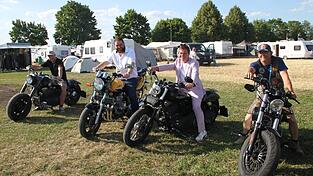Probesitzen auf schweren Motorrädern (von links): der Leiter der JVA Straubing, Marcus Hegele, MdL Tobias Beck, Bürgermeister Matthias Fischer und Charly Hofmann, Vorsitzender der Straubinger „Jail Riders“, die das Treffen organisiert hatten