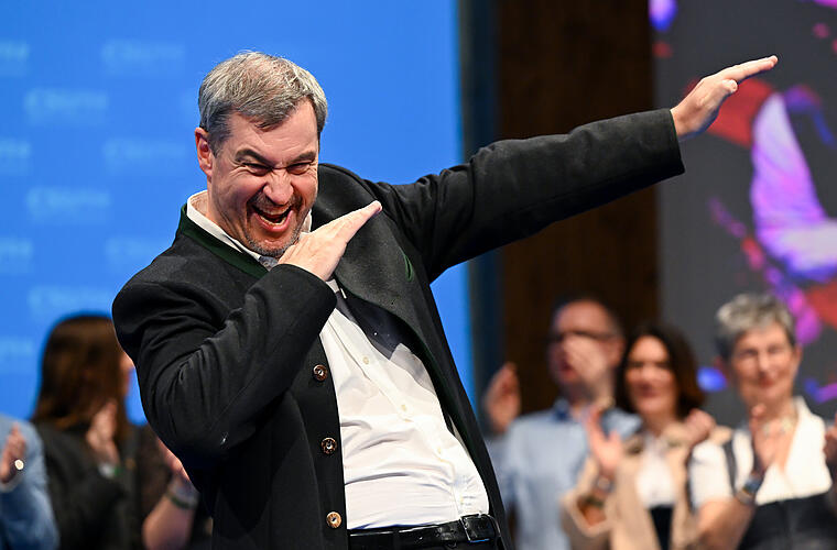 Markus S&ouml;der (CSU), Ministerpr&auml;sident von Bayern und CSU-Chef, l&auml;sst sich beim politischen Aschermittwoch der CSU nach seiner Rede auf der B&uuml;hne feiern. +++ dpa-Bildfunk +++