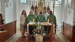 Pfarrer Peter K&ouml;nig, Bischof Francis Bomansaan aus Ghana und Pfarrvikar Prosper Ngulu-Ngulu zelebrierten den Gottesdienst. Auch B&uuml;rgermeisterin Sibylle Entwistle gratulierte zum Jubil&auml;um.