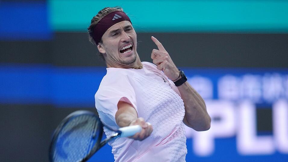 Alexander Zverev kassiert eine bittere Niederlage gegen Novak Djokovic.