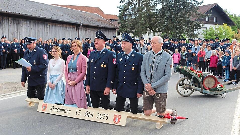 Die Harrlinger bitten auf dem Holzscheidl kniend die Wolfersdorfer umÜbernahme der Patenschaft. Die Harrlinger bitten auf dem Holzscheidl kniend die Wolfersdorfer umÜbernahme der Patenschaft.