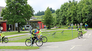 Viertklässler üben auf dem Verkehrsübungsplatz in Haibach für den „Fahrradführerschein“. Den Übungsplatz gibt es bereits seit rund 50 Jahren.