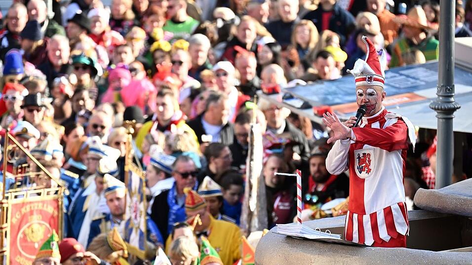 In D&uuml;sseldorf erwachte um 11.11 Uhr der Hoppeditz zum Leben.