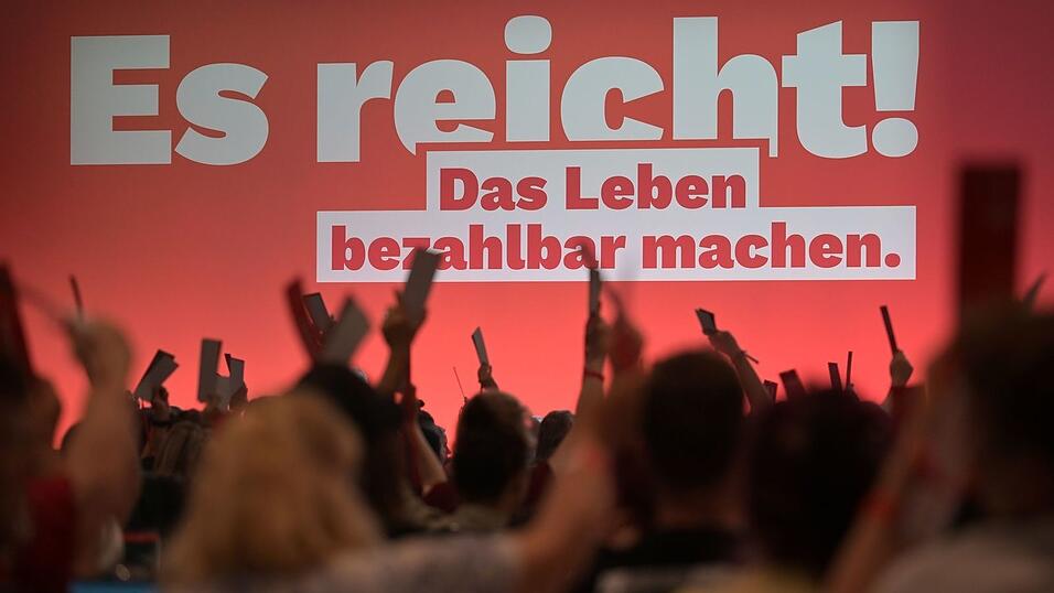 Die rund 500 Delegierten in Potsdam beraten bis Sonntag die Linie der Partei. Die rund 500 Delegierten in Potsdam beraten bis Sonntag die Linie der Partei.
