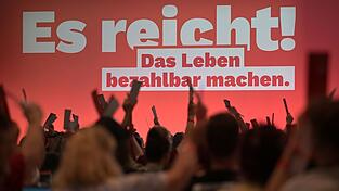 Die rund 500 Delegierten in Potsdam beraten bis Sonntag die Linie der Partei. Die rund 500 Delegierten in Potsdam beraten bis Sonntag die Linie der Partei.