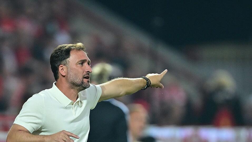 Bayern-Coach Barcala sieht noch Verbesserungspotenzial bei den Münchnerinnen. Bayern-Coach Barcala sieht noch Verbesserungspotenzial bei den Münchnerinnen.