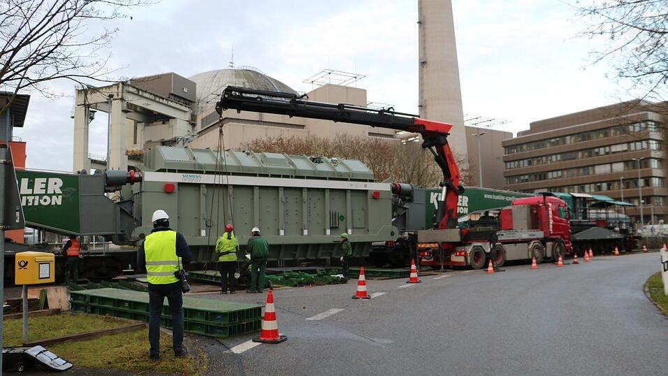 Am Mittwochmorgen schoben die Mitarbeiter der Spedition K&uuml;bler den Transformator vom Zug auf eine hydraulische Verschubbahn.