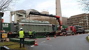Am Mittwochmorgen schoben die Mitarbeiter der Spedition Kübler den Transformator vom Zug auf eine hydraulische Verschubbahn. Am Mittwochmorgen schoben die Mitarbeiter der Spedition Kübler den Transformator vom Zug auf eine hydraulische Verschubbahn.