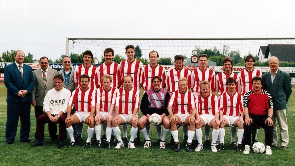 Die Saison 1994/95 war ein gro&szlig;er Erfolg des FCW, als Meister der Bezirksliga West stieg die Mannschaft in die Bezirksoberliga auf. Von links: Josef Lippl, Rudolf Grill, Ehrenfired Pr&auml;kelt, J&uuml;rgen Dick, Christian Piller, Andy Piller, Andreas Romanczyk, J&uuml;rgen Detterbeck, Franz Ertl, Franz Fischl, Julius Cirok und Adolf Wagner.Vorne von links: Hans Bauer, Georg Kumpfbeck, Christian Heigl, Libor Antos, Thomas M&uuml;ller, Thomas Wudy, Robert Moosbauer, Hans-J&uuml;rgen Zellmer und Ludwig Detterbeck.
