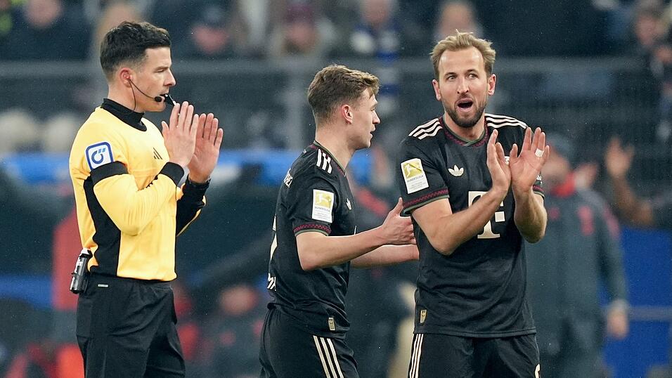 Schiedsrichter Harm Osmers und die Bayern-Profis Harry Kane (l) und Joshua Kimmich. Schiedsrichter Harm Osmers und die Bayern-Profis Harry Kane (l) und Joshua Kimmich.