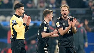 Schiedsrichter Harm Osmers und die Bayern-Profis Harry Kane (l) und Joshua Kimmich. Schiedsrichter Harm Osmers und die Bayern-Profis Harry Kane (l) und Joshua Kimmich.