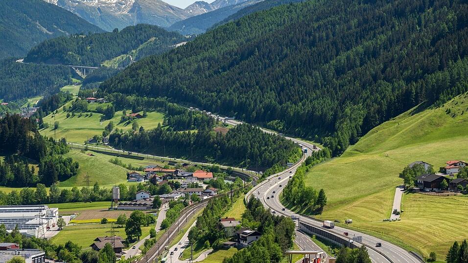 Befürchtete Staus durch vorgezogene Fahrten über den Brenner sind weitgehend ausgeblieben. Befürchtete Staus durch vorgezogene Fahrten über den Brenner sind weitgehend ausgeblieben.