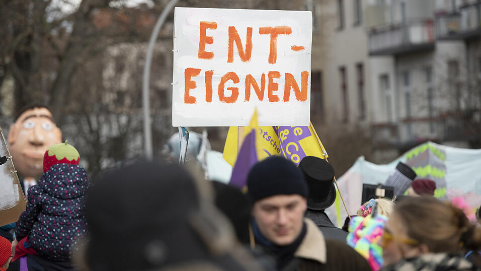 Die Linke in Berlin will große Wohnkonzerne per Gesetz „vergesellschaften“. Die Linke in Berlin will große Wohnkonzerne per Gesetz „vergesellschaften“.