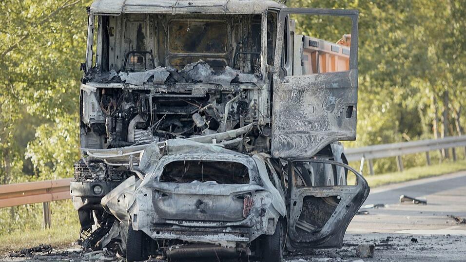 Sowohl das F&uuml;hrerhaus des Lastwagens als auch das Auto brannten aus.