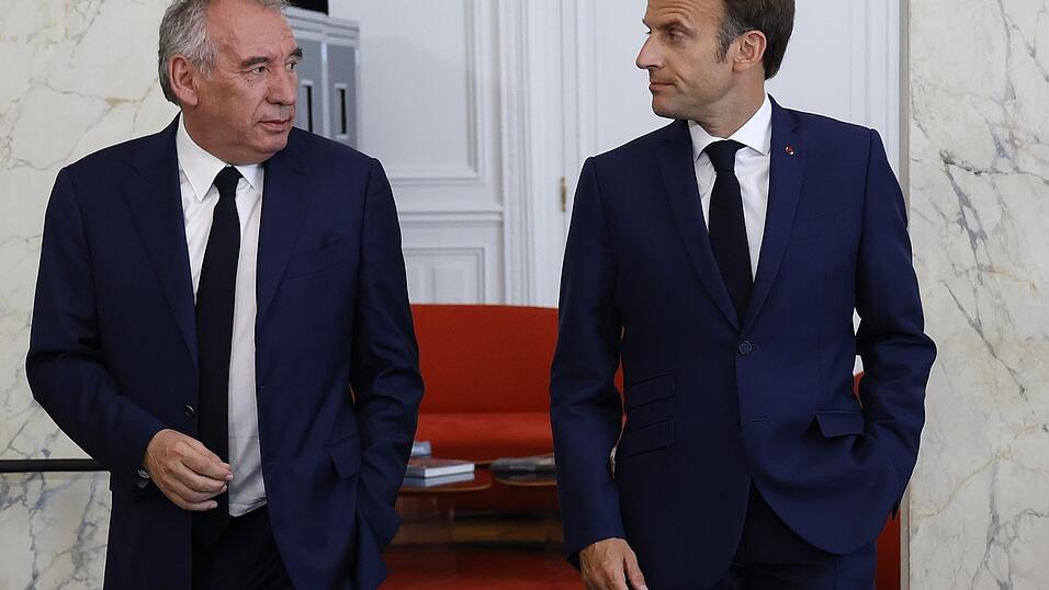 François Bayrou (l.) wurde erst am 13. Dezember von Emmanuel Macron zum neuen Premierminister berufen. Sein Vorgänger war zuvor durch ein Misstrauensvotum im Parlament gestürzt worden. François Bayrou (l.) wurde erst am 13. Dezember von Emmanuel Macron zum neuen Premierminister berufen. Sein Vorgänger war zuvor durch ein Misstrauensvotum im Parlament gestürzt worden.