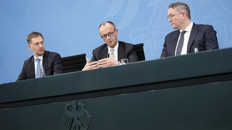 Schon bei dem Treffen der L&auml;nderregierungschefs mit Kanzler Merz (Mitte) im Dezember noch unter dem Vorsitz des abgew&auml;hlten rheinland-pf&auml;lzischen Ministerpr&auml;sidenten Schweitzer (rechts) war es um die Bund-L&auml;nder-Finanzen gegangen. (Archivfoto)
