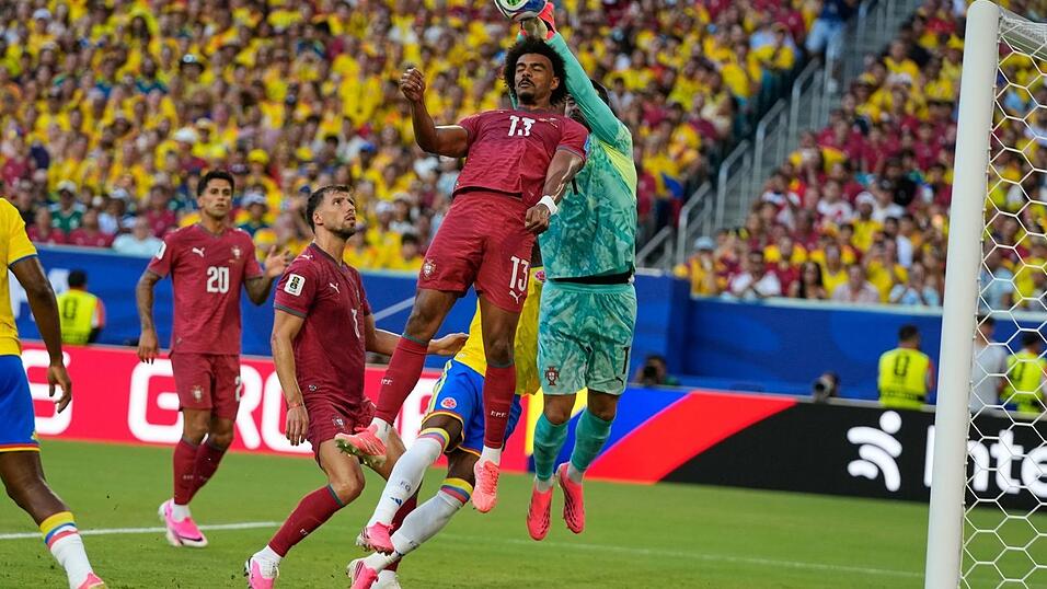Portgals Verteidiger Renato Veiga und sein Torwart Diogo Costa behindern sich gegenseitig.