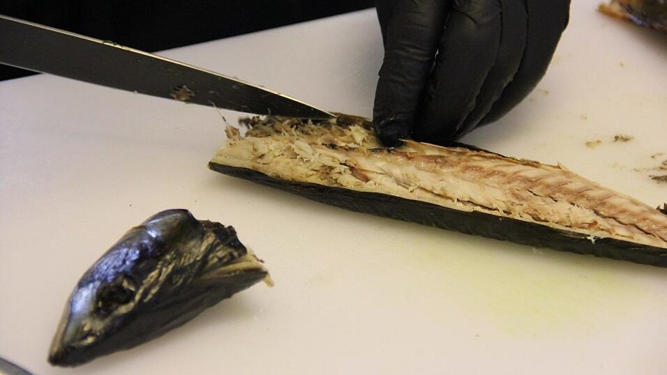 Daniel Siegl vom Siegls in Furth im Wald kocht Rahmsüppchen vom Räucherfisch.