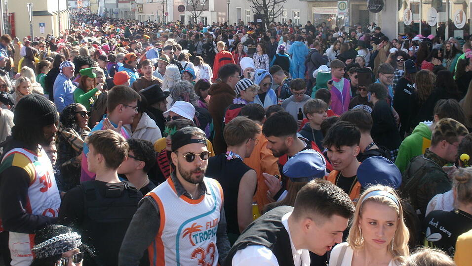 In Geisenhausen säumten am Montag viele Besucher die Straßen.