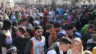 In Geisenhausen säumten am Montag viele Besucher die Straßen.