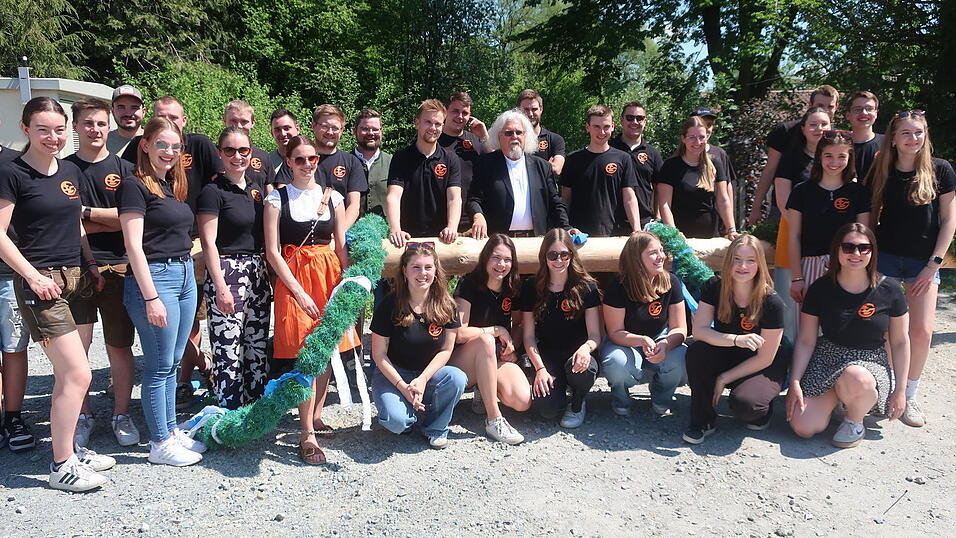 25 Meter lang, circa 72 Jahre alt, 1,5 Festmeter. Etwa 20 Mitglieder der KLJB Gaindorf waren beim Schmücken und Aufstellen des Maibaumes beschäftigt. Da muss jeder Handgriff sitzen, da ist Teamarbeit gefordert. Der Rest der KLKB Mitglieder war beschäftigt um für das leibliche Wohl, für die Getränke zu sorgen. Pünktlich um 14 Uhr stand der Maibaum. 25 Meter lang, circa 72 Jahre alt, 1,5 Festmeter. Etwa 20 Mitglieder der KLJB Gaindorf waren beim Schmücken und Aufstellen des Maibaumes beschäftigt. Da muss jeder Handgriff sitzen, da ist Teamarbeit gefordert. Der Rest der KLKB Mitglieder war beschäftigt um für das leibliche Wohl, für die Getränke zu sorgen. Pünktlich um 14 Uhr stand der Maibaum.