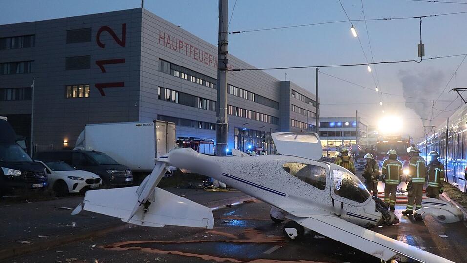 Ein Flugzeug ist im Mannheimer Stadtgebiet notgelandet. Ein Flugzeug ist im Mannheimer Stadtgebiet notgelandet.